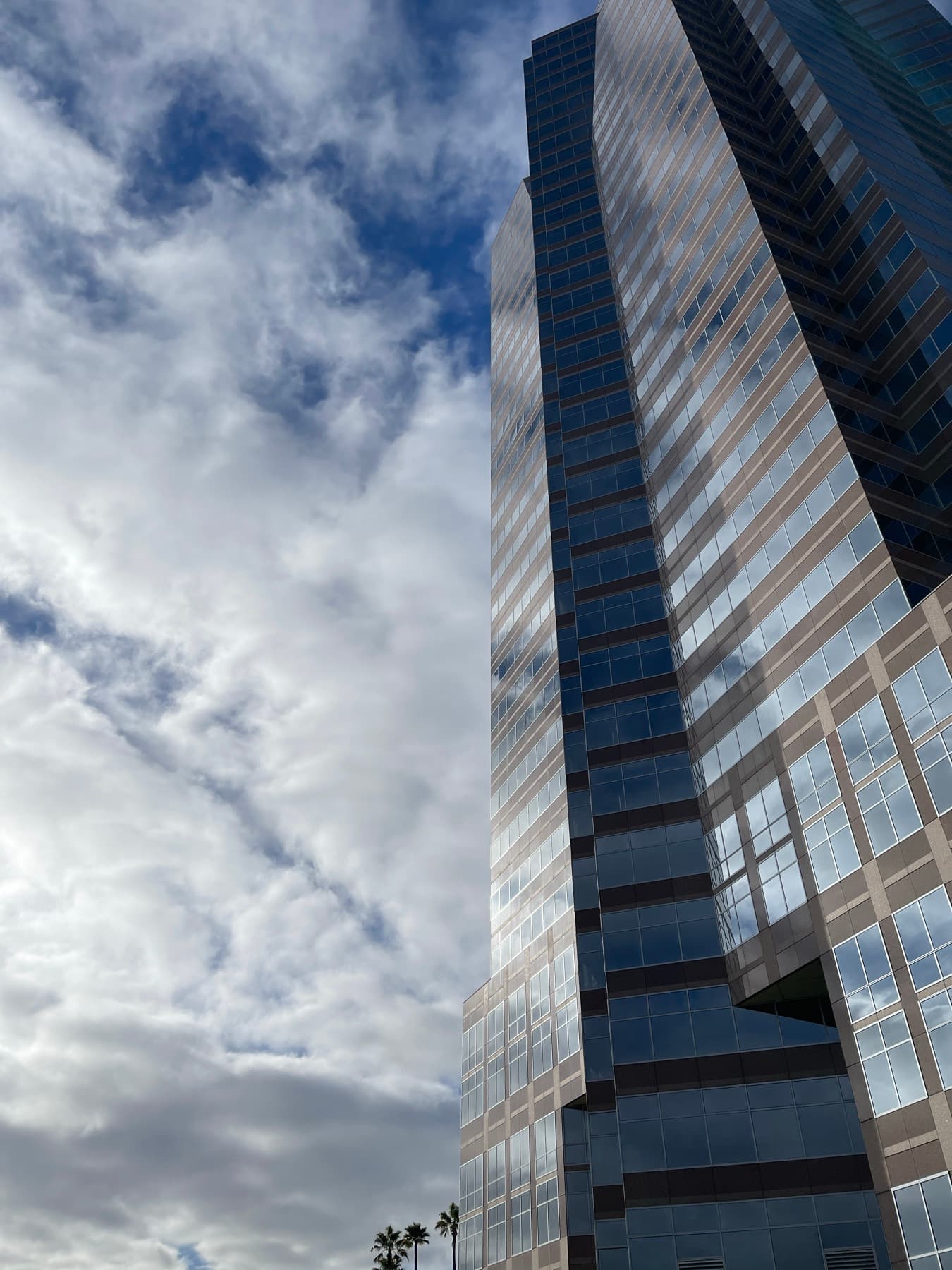 Moderne Hochhausfassade als Symbol für Architektur, Struktur und Enterprise IT